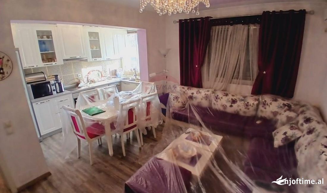 Shtepi ne shitje Apartament ne Tirane, 2+1, Mobilimi E mobiluar, Pagesa 132,000  Euro.