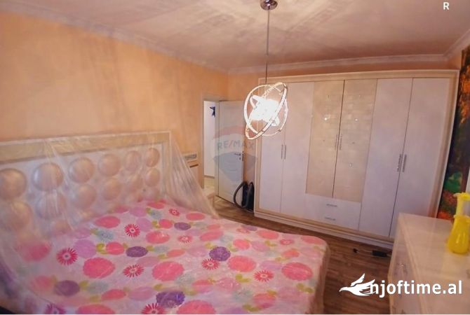 Shtepi ne shitje Apartament ne Tirane, 2+1, Mobilimi E mobiluar, Pagesa 132,000  Euro.