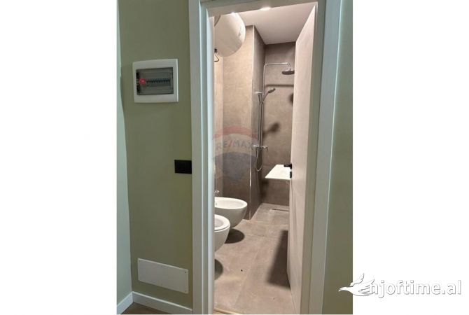 Ambient biznesi me qera 3+1 ne Tirane - 1,000 Euro