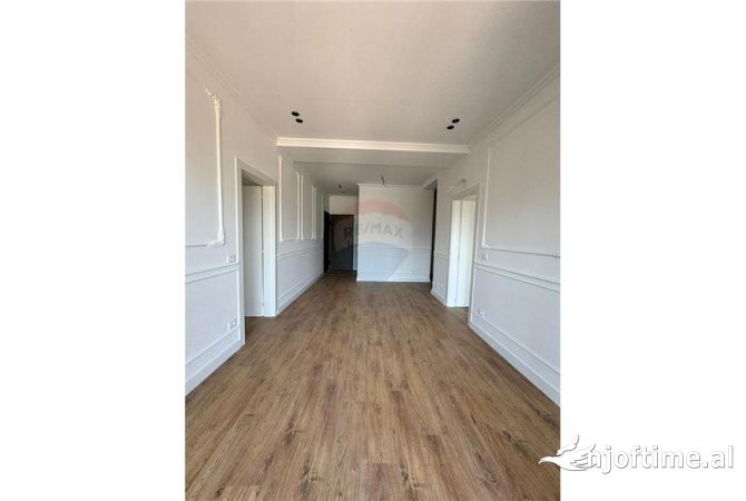 Ambient biznesi me qera 3+1 ne Tirane - 1,000 Euro