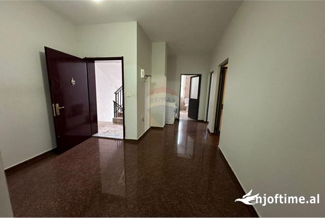 Shtepi ne shitje Apartament ne Tirane, 2+1, Mobilimi E mobiluar, Pagesa 133,000  Euro.