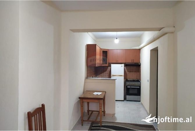 Shtepi me qera Apartament ne Tirane, 2+1, Mobilimi E mobiluar, Pagesa 300  Euro.