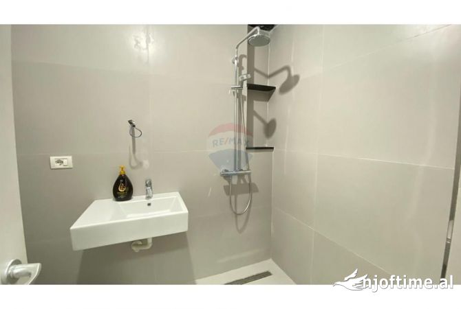 Ambient biznesi me qera 3+1 ne Tirane - 1,300 Euro