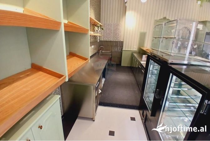 Ambient biznesi me qera 2+1 ne Tirane - 1,500 Euro