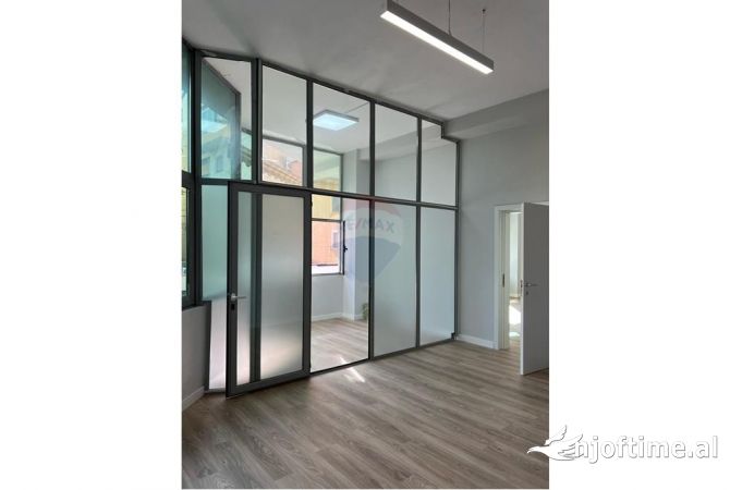 Ambient biznesi me qera 3+1 ne Tirane - 2,000 Euro