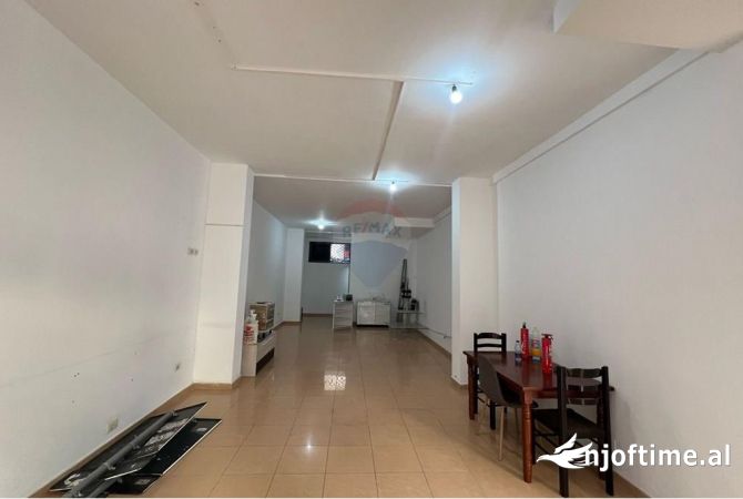 Ambiente Commerciale in Vendita 1+1 a Tirana - 93,000 Euro