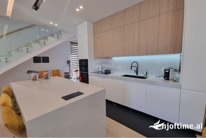 Shtepi me qera Vila Luksoze ne Tirane, 4+1, Mobilimi E mobiluar, Pagesa 5,000  Euro.