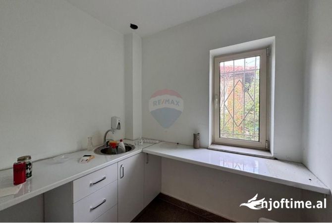 Ambient biznesi me qera 3+1 ne Tirane - 1,500 Euro
