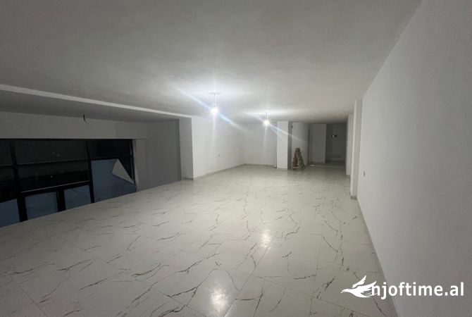Ambient biznesi me qera 3+1 ne Tirane - 70,000 Leke
