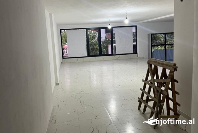 Ambient biznesi me qera 3+1 ne Tirane - 70,000 Leke