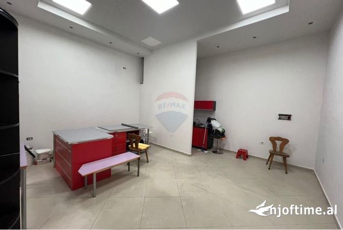Ambient biznesi me qera 3+1 ne Tirane - 35,000 Leke