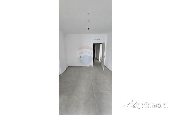 Ambiente Commerciale in Affitto 1+1 a Tirana - 980 Euro