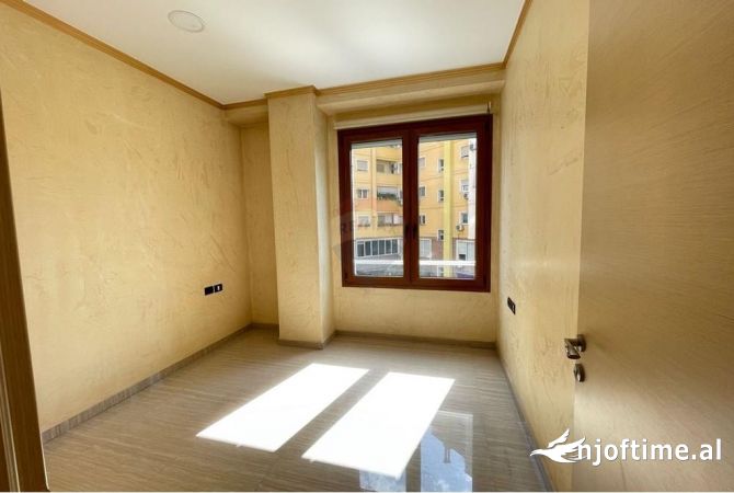 Ambient biznesi me qera 3+1 ne Tirane - 1,400 Euro