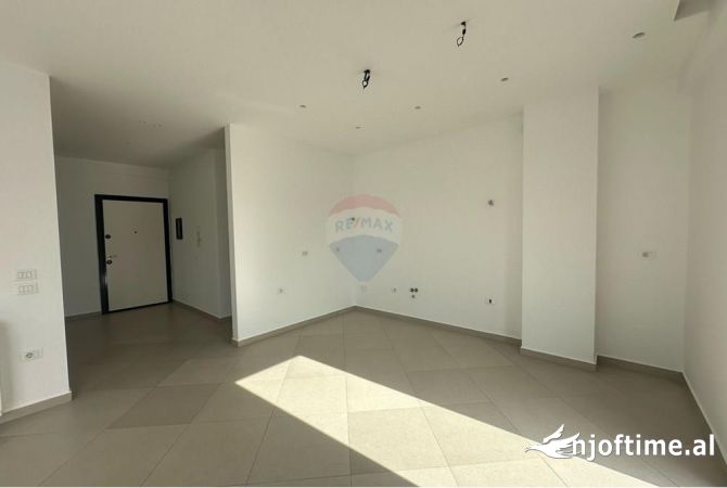 Ambient biznesi me qera 3+1 ne Tirane - 1,000 Euro