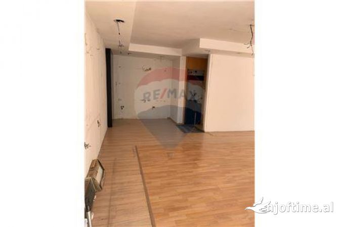 Ambient biznesi me qera 3+1 ne Tirane - 1,600 Euro