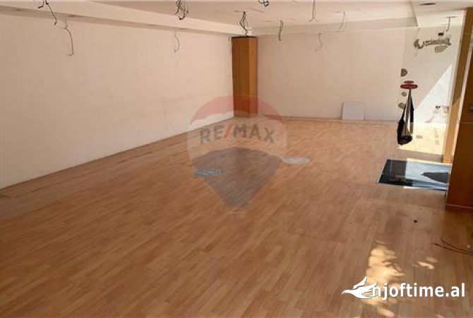 Ambient biznesi me qera 3+1 ne Tirane - 1,600 Euro