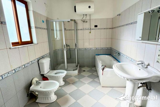 Shtepi ne shitje Shtepi Private ne Kavaje, 5+1, Mobilimi E mobiluar, Pagesa 139,000  Euro.