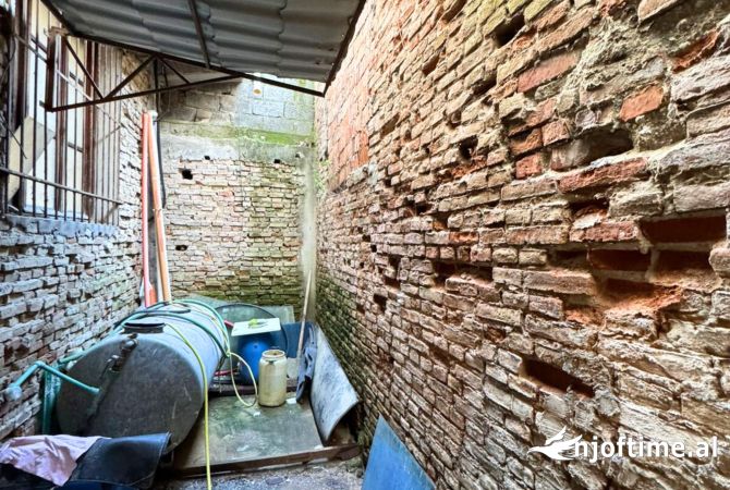 Kavaje,Qira ambjent komercial, shetitorja”Josif Budo “,te sheshi ne qender