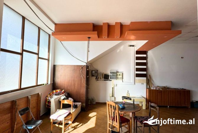 Kavaje,Qira ambjent komercial, shetitorja”Josif Budo “,te sheshi ne qender