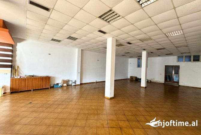 Kavaje,Qira ambjent komercial, shetitorja”Josif Budo “,te sheshi ne qender