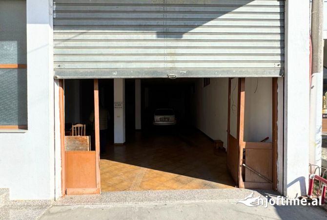 Kavaje,Qira ambjent komercial, shetitorja”Josif Budo “,te sheshi ne qender