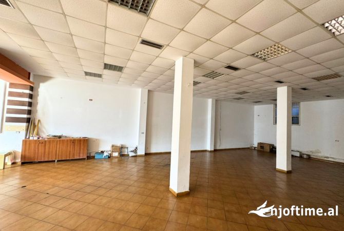 Kavaje,Qira ambjent komercial, shetitorja”Josif Budo “,te sheshi ne qender