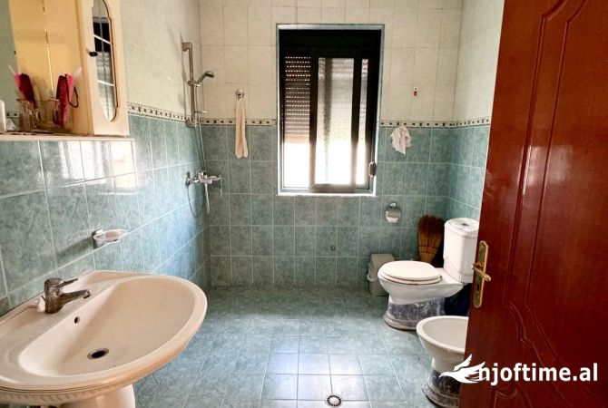 Shtepi ne shitje Shtepi Private ne Kavaje, 4+1, Mobilimi E mobiluar, Pagesa 130,000  Euro.