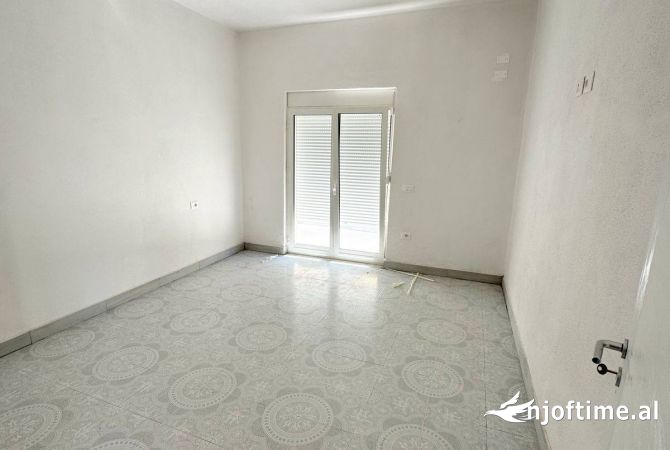 Shtepi ne shitje Shtepi Private ne Kavaje, 3+1, Mobilimi Bosh, pa mobiluar, Pagesa 100,000  Euro.