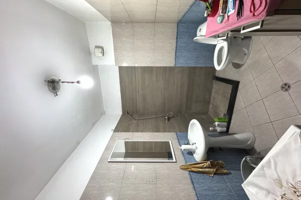 Shtepi ne shitje Apartament ne Tirane, 2+1, Mobilimi E mobiluar, Pagesa 165,000  Euro.