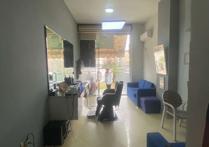 Shitet dyqan tek  Komuna e Parisit 55.000 euro