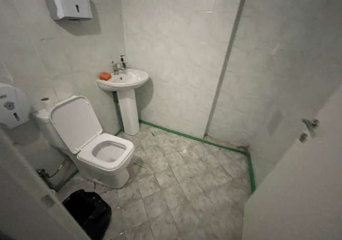 Jepet me qera Njesi Biznesi Komerciale 200m2 tek Sheshi Willson, prane Xhangollit/ 2000 euro