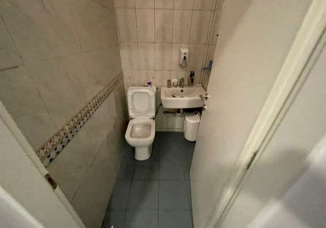 Jepet me qera Njesi Biznesi Komerciale 200m2 tek Sheshi Willson, prane Xhangollit/ 2000 euro