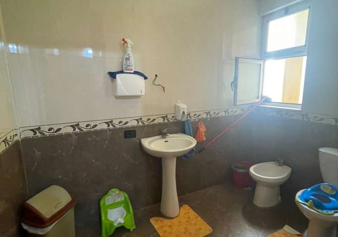 Jepet me qera Godine 5 kate multifunksionale ne Brryl