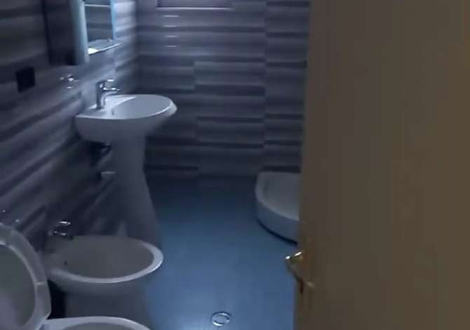 Shtepi me qera Apartament ne Tirane, 3+1, Mobilimi Pjeserisht e mobiluar, Pagesa 30,000  Leke.