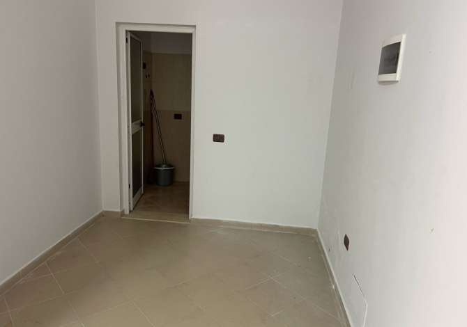 Jepet me qera dyqan tek Komuna e Parisit/ 30'000 ALL