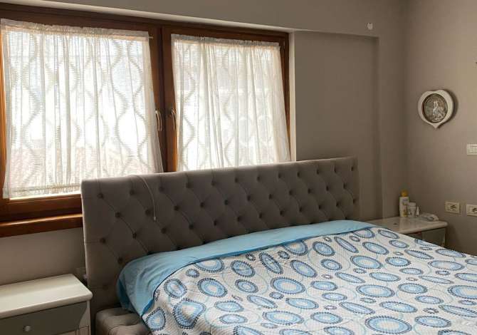 Shtepi me qera Apartament ne Tirane, 3+1, Mobilimi E mobiluar, Pagesa 1,000  Euro.