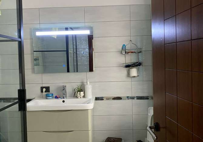 Shtepi me qera Apartament ne Tirane, 3+1, Mobilimi E mobiluar, Pagesa 1,000  Euro.