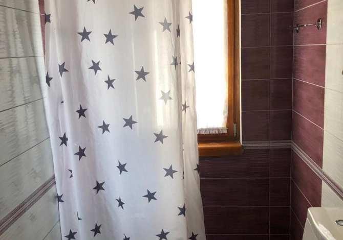 Shtepi me qera Apartament ne Tirane, 3+1, Mobilimi E mobiluar, Pagesa 1,000  Euro.