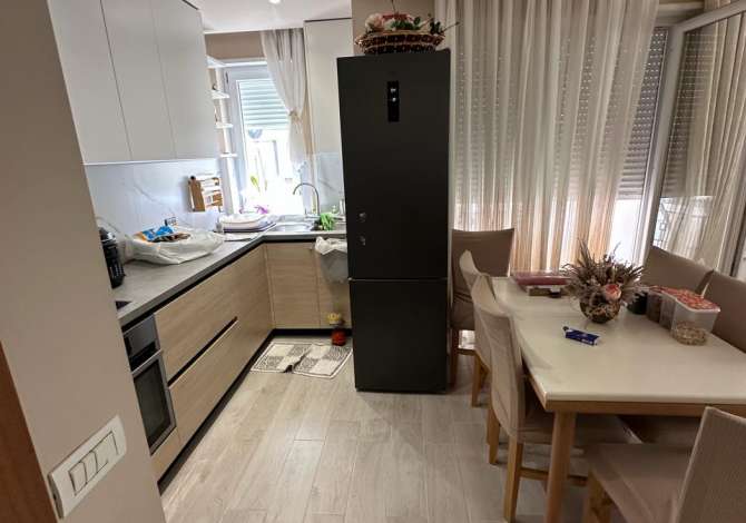 Shtepi ne shitje Apartament ne Tirane, 2+1, Mobilimi E mobiluar, Pagesa 150,000  Euro.