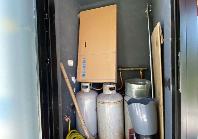 Shitet biznesi Fast Food tek Komuna e Parisit/ 25,000Euro