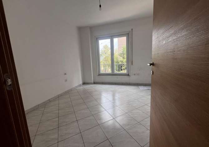 Shtepi me qera Apartament ne Tirane, 3+1, Mobilimi Bosh, pa mobiluar, Pagesa 800  Euro.