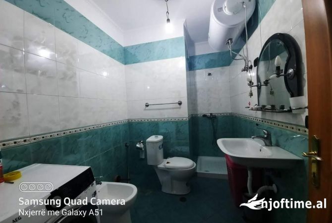 Shtepi me qera Apartament ne Tirane, 3+1, Mobilimi E mobiluar, Pagesa 800  Euro.
