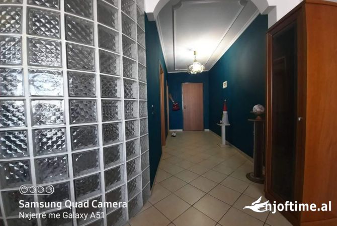 Shtepi me qera Apartament ne Tirane, 3+1, Mobilimi E mobiluar, Pagesa 800  Euro.