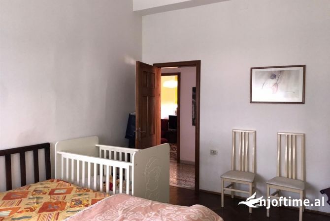 Shtepi me qera Apartament ne Tirane, 3+1, Mobilimi E mobiluar, Pagesa 800  Euro.