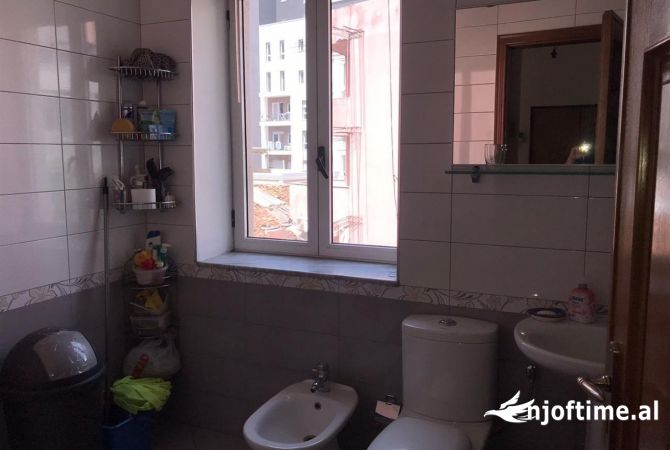 Shtepi me qera Apartament ne Tirane, 3+1, Mobilimi E mobiluar, Pagesa 800  Euro.