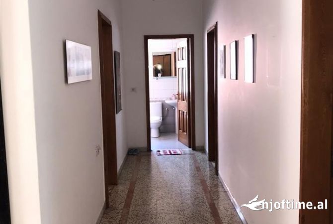 Shtepi me qera Apartament ne Tirane, 3+1, Mobilimi E mobiluar, Pagesa 800  Euro.