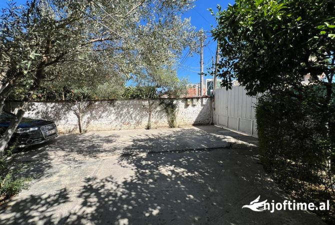 Shtepi me qera Shtepi Private ne Tirane, 2+1, Mobilimi Pjeserisht e mobiluar, Pagesa 600  Euro.