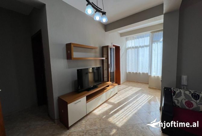 Shtepi me qera Shtepi Private ne Tirane, 2+1, Mobilimi Pjeserisht e mobiluar, Pagesa 600  Euro.