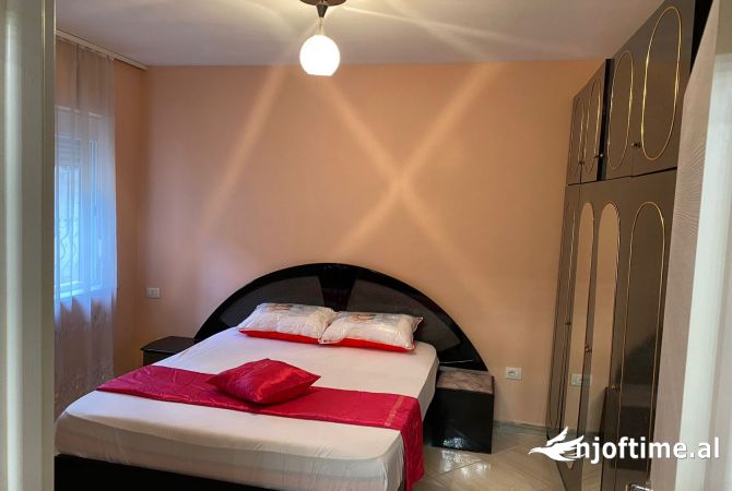 Shtepi me qera Shtepi Private ne Tirane, 4+1, Mobilimi E mobiluar, Pagesa 80,000  Leke.