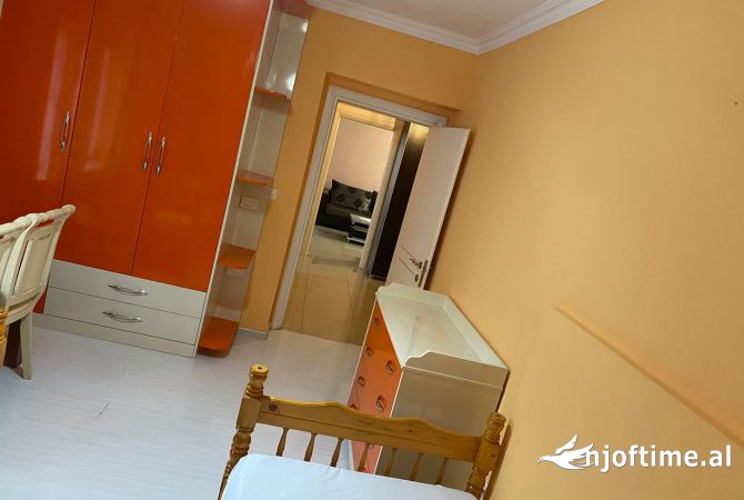 Shtepi me qera Shtepi Private ne Tirane, 4+1, Mobilimi E mobiluar, Pagesa 80,000  Leke.